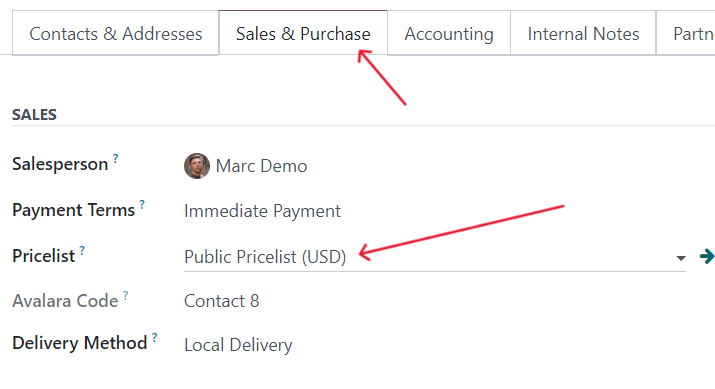 Odoo Sales'da mijoz batafsil formasidagi narx ro'yxati maydoni.